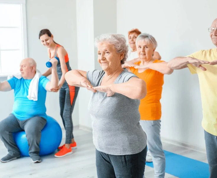 Personnes âgées pratiquant une activité physique avec un ballon