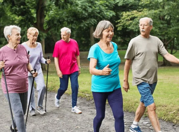 Personnes âgées marchant pour pratiquer une activité physique régulière